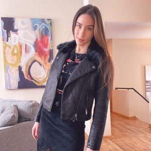 F21 black vegan leather jacket faux fur collar S